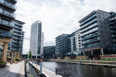 Leeds Dock UK: 3 Haziran 2024: Leeds Rıhtımı ve Kraliyet Cephanelik Müzesi. Kanal boyunca modern konut mimarisi