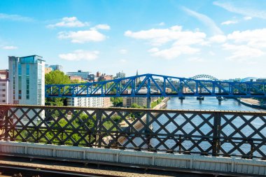 Newcastle UK: 2 Haziran 2024: River Tyne, trendeki bir yolcunun görüntüsünden alındı