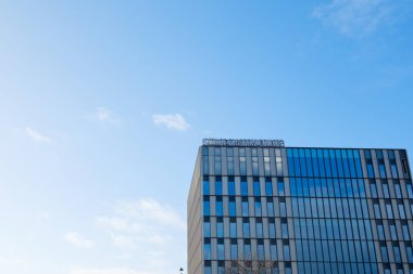Glasgow İskoçya: 12 Şubat 2024: Güneşli bir günde fotokopi alanı bulunan Glasgow Kolej Binası
