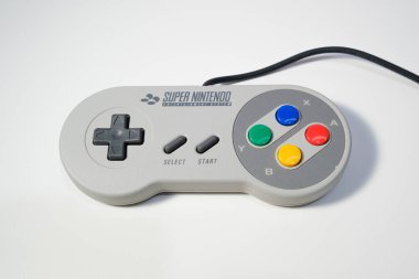 Newcastle UK: 1 Temmuz 2023: Super Nintendo control ler uk version japan pal. Renk düğmeleri geçmişe dönük oyun
