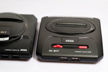 Newcastle UK: 21 Ocak 2024: Sega Mega Motorlu Modeller I ve II mini konsollarına yakın çekim. Retro oyun. Megadrive