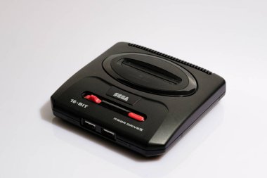 Newcastle UK: 21 Ocak 2024: Sega Mega Drive II mini konsoluna yakın çekim. Oyuna geri dön. Megadrive PAL