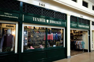 Tyne UK 'deki Newcastle: 19 Şubat 2024: Grainger Market' teki Tender Hooligan mağazası. Retro mod modu