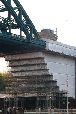 Tyne UK 'deki Newcastle: 31. Mar 2024: Restorasyon projesi için Tyne Köprüsü' nde Scafolding