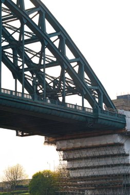 Tyne UK 'deki Newcastle: 31. Mar 2024: Restorasyon projesi için Tyne Köprüsü' nde Scafolding