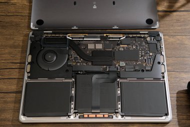 Newcastle UK: 22 Nisan 2024: Bir MacBook Pro M113 inç kırılmış ve onarılmaya hazır. Interrior parçaları hatalı mantık denetimi