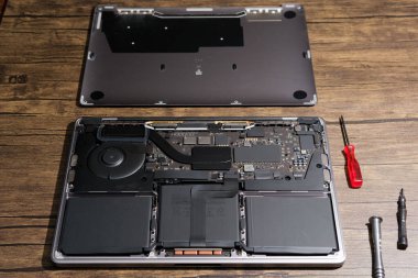 Newcastle UK: 22 Nisan 2024: Bir MacBook Pro M113 inç kırılmış ve onarılmaya hazır. Interrior parçaları hatalı mantık denetimi