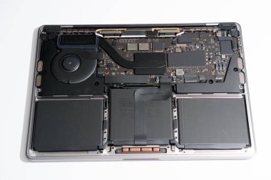 Newcastle UK: 22 Nisan 2024: Bir MacBook Pro M113 inç kırılmış ve onarılmaya hazır. Interrior parçaları pil değiştirme