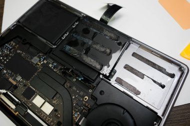 Newcastle UK: 22 Nisan 2024: Bir MacBook Pro M113 inç kırılmış ve onarılmaya hazır. Interrior parçaları pil değiştirme