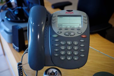 Newcastle UK: 13 Mayıs 2023 Avaya Telefon İş yeri Arama Merkezi