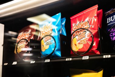 Newcastle UK: 13 Mayıs 2023. İngiliz otomatı Altın Harika Cipsleri satıyor.