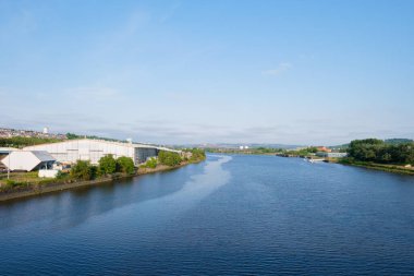 Scotswood Blaydon UK: 9 Haziran 2023: Güneşli bir günde Scotswood Köprüsü 'nden Tyne Nehri ve Vickers manzarası