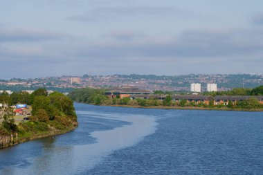 Scotswood Blaydon UK: 9 Haziran 2023: Güneşli bir günde Scotswood Köprüsü 'nden Tyne Nehri ve Vickers manzarası
