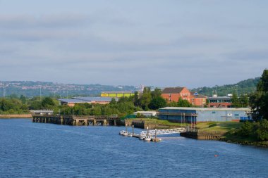 Scotswood Blaydon UK: 9 Haziran 2023: Güneşli bir günde Scotswood Köprüsü 'nden Tyne Nehri ve Vickers manzarası