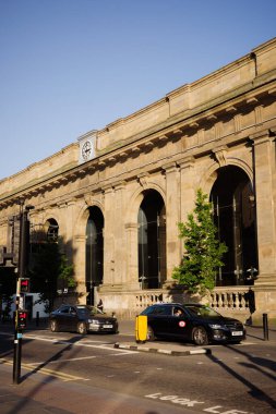 Newcastle UK: 22 Haziran 2023: Newcastle Merkez İstasyonu güneşli bir günde ve önünde taksiler