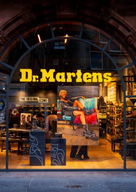 Glasgow İskoçya: 11 Şubat 2024: Dr. Martens 'in dış cephesi Buchanan Caddesi' nde aydınlatıldı