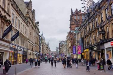 Glasgow İskoçya: 11 Şubat 2024: Buchanan Caddesi 'nden alışveriş. Ana caddeyi dolaşın.
