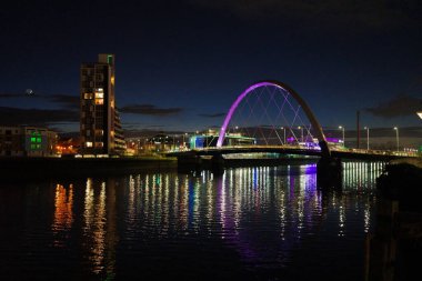 Glasgow İskoçya: 11 Şubat 2024: Clyde Yayı, Clyde Nehri kıyısında geceleyin aydınlandı.