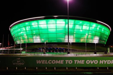 Glasgow İskoçya: 11 Şubat 2024: Hydro Arena Glasgow 'un dışı OVO yeşili ile aydınlatıldı