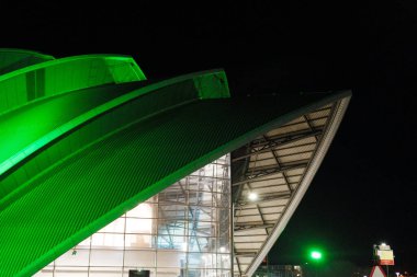 Glasgow İskoçya: 11 Şubat 2024: SEC Armadillo Glasgow 'un dışı. Soyut yakın çekimler gece OVO yeşili aydınlatıldı