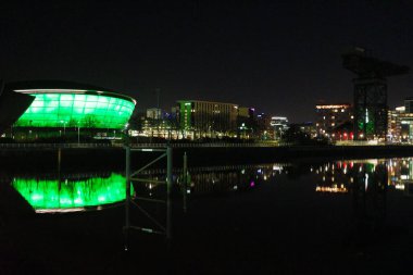 Glasgow İskoçya: 11 Şubat 2024: Hydro Arena Glasgow 'un dışı OVO yeşili ile aydınlatıldı