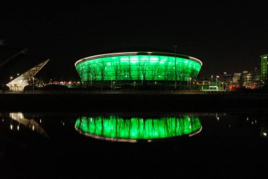 Glasgow İskoçya: 11 Şubat 2024: Hydro Arena Glasgow 'un dışı OVO yeşili ile aydınlatıldı