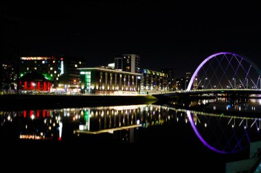 Glasgow İskoçya: 11 Şubat 2024: Finnieston Crane ve Clyde Arc gece aydınlandı. Nehir kıyısında Clyde