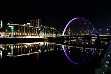 Glasgow İskoçya: 11 Şubat 2024: Finnieston Crane ve Clyde Arc gece aydınlandı. Nehir kıyısında Clyde