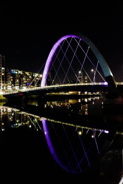 Glasgow İskoçya: 11 Şubat 2024: Finnieston Crane ve Clyde Arc gece aydınlandı. Nehir kıyısında Clyde