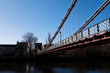 Glasgow İskoçya: 12 Şubat 2024: Güneşli kış sabahı River Clyde 'da Güney Portland Caddesi Askı Köprüsü