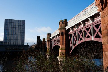 Glasgow İskoçya: 12 Şubat 2024: Güneşli kış sabahı Clyde Nehri üzerindeki City Union Demiryolu Köprüsü