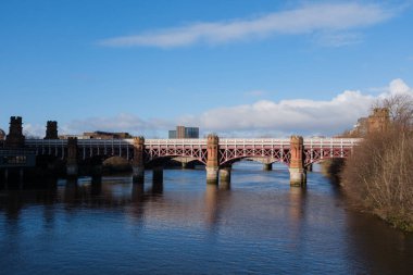 Glasgow İskoçya: 12 Şubat 2024: Güneşli kış sabahı Clyde Nehri üzerindeki City Union Demiryolu Köprüsü