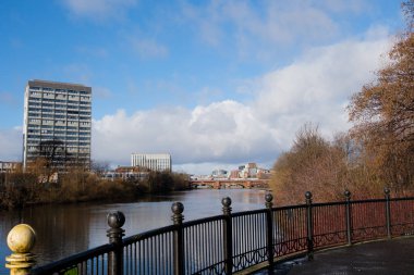 Glasgow İskoçya: 12 Şubat 2024: Glasgow Green 'den güneşli sabah manzaralı nehir kenarında Adelphi Caddesi daireleri