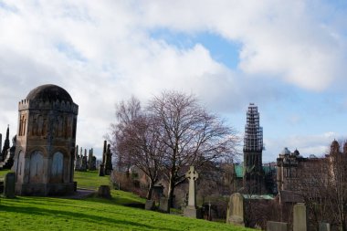 Glasgow İskoçya: 12 Şubat 2024: Glasgow şehri Necropolis 'ten katedral manzaralı gökyüzü. Glasgow Katedrali restore ediliyor