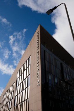 Glasgow İskoçya: 12 Şubat 2024: Strathclyde Üniversitesi güneşli bir günde Glasgow şehir merkezindeki modern binanın dış kısmında işaret verdi