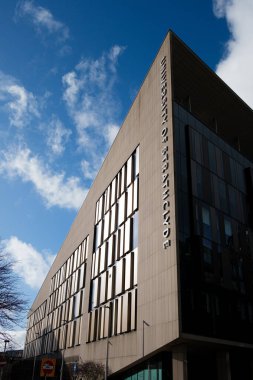 Glasgow İskoçya: 12 Şubat 2024: Strathclyde Üniversitesi güneşli bir günde Glasgow şehir merkezindeki modern binanın dış kısmında işaret verdi