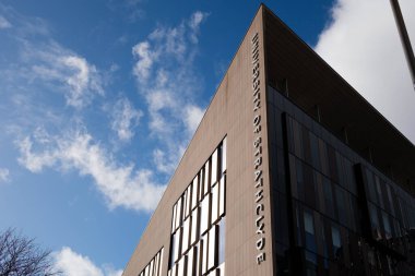 Glasgow İskoçya: 12 Şubat 2024: Strathclyde Üniversitesi güneşli bir günde Glasgow şehir merkezindeki modern binanın dış kısmında işaret verdi