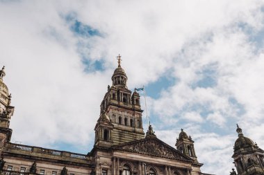 Glasgow İskoçya: 12 Şubat 2024: Glasgow City Chambers, George Street Glasgow. İskoç Bayrağı ile düşük açı (insan yok) görünümü