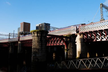 Glasgow İskoçya: 13 Şubat 2024 Caledonian Demiryolu Köprüsü Clyde Nehri üzerinde güneşli kış sabahı
