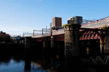 Glasgow İskoçya: 13 Şubat 2024 Caledonian Demiryolu Köprüsü Clyde Nehri üzerinde güneşli kış sabahı