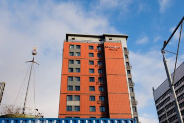 Glasgow İskoçya: 13 Şubat 2024: Leonardo Oteli (eski Jurys Inn) Clyde Nehri kıyılarının dış kısmı
