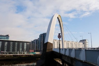 Glasgow İskoçya: 13 Şubat 2024: Clyde Yayı (Squinty Bridge) ile Clyde Nehri kıyısında Hilton Garden Inn Glasgow