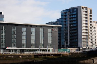 Glasgow İskoçya: 13 Şubat 2024: Clyde Nehri kıyısında Hilton Garden Inn Glasgow