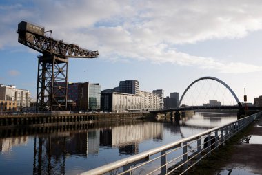 Glasgow İskoçya: 13 Şubat 2024 Finnieston Crane ve Clyde Arc güneşli bir altın saat sabahında. Nehir kıyısında Clyde