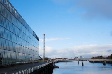 Glasgow İskoçya: 13 Şubat 2024: BBC Pacific Quay güneşli bir gün