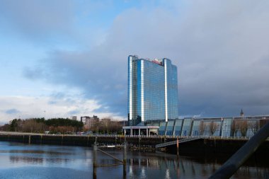 Glasgow İskoçya: 13 Şubat 2024: Crowne Plaza, Clyde Nehri 'nin dışında, Pacific Quay yakınlarında.