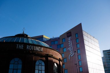 Glasgow İskoçya: 13 Şubat 2024: River Clyde Glasgow şehir merkezindeki Rotunda Radisson Kızıl Oteli 'nin dışı