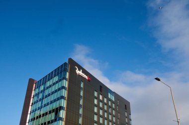 Glasgow İskoçya: 13 Şubat 2024: Clyde Glasgow Nehri 'ndeki Radisson Red Oteli' nin dışı