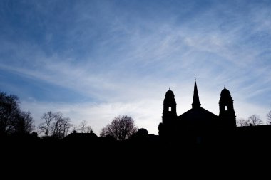 Edinburgh İskoçya: 13 Şubat 2024: St. Cuthbert Kilisesi, kış mevsiminin altın saatinde, çarpıcı bir siluette