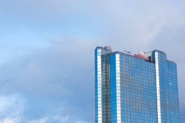 Glasgow İskoçya: 13 Şubat 2024: Crowne Plaza Kulesi Pasifik Quay güneşli günü yakınlarındaki Clyde Nehri 'nin dışında.